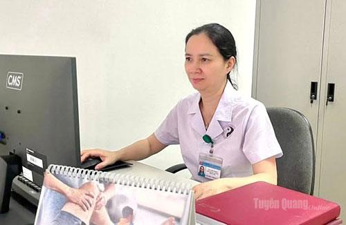 Chị Mai Phương, Cử nhân điều dưỡng, điều dưỡng trưởng, Bệnh viện Y dược  cổ truyền Tuyên Quang.
