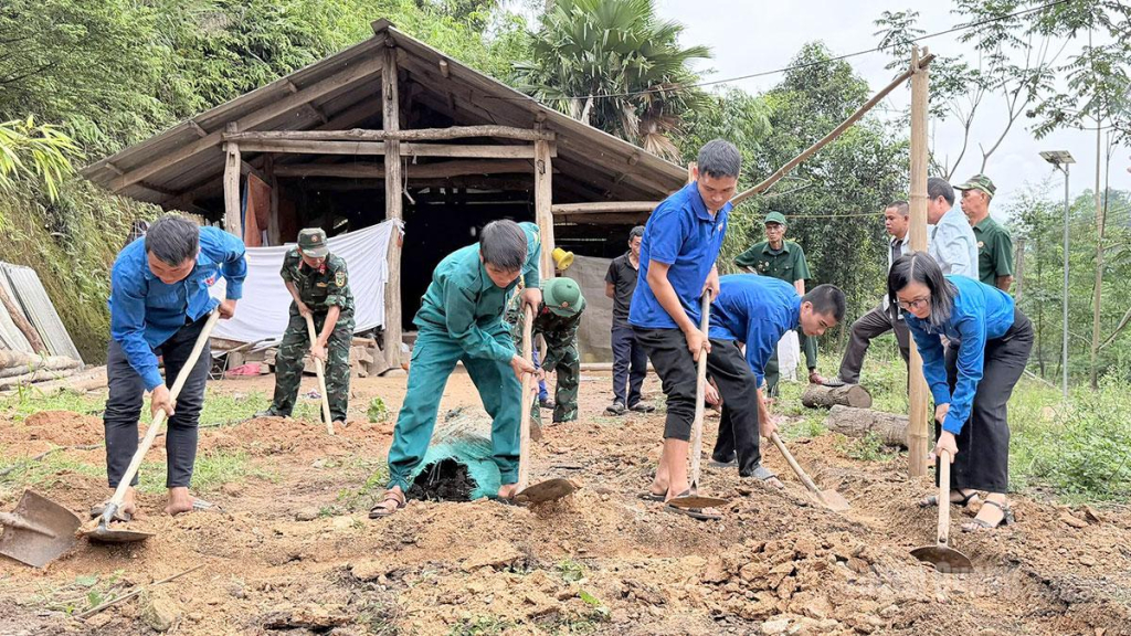 Đoàn Thanh niên xã Thanh Thủy tham gia hỗ trợ đào móng nhà cho gia đình bà Lý Thị Xoa, thôn Giang Nam.