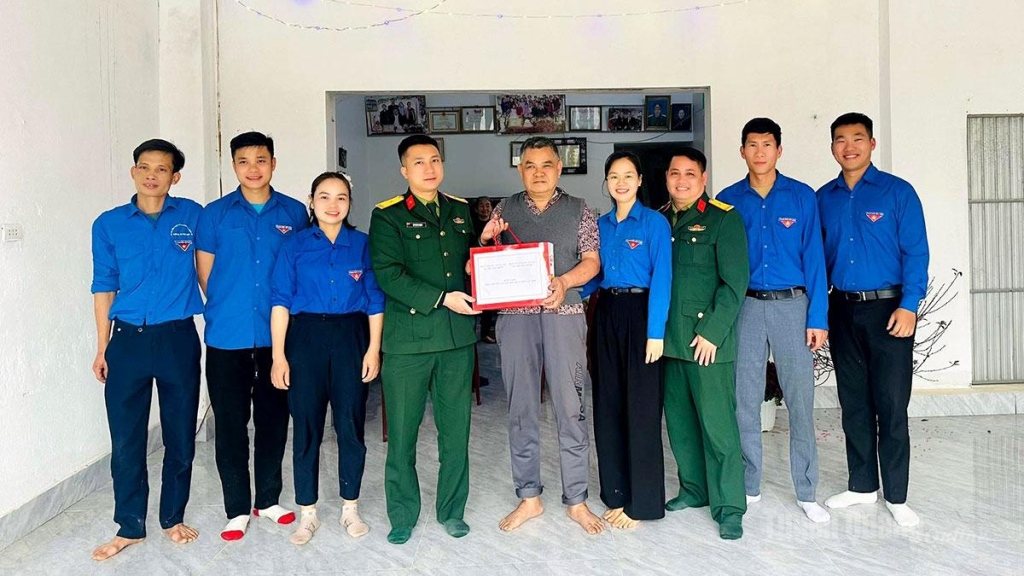 Đoàn thanh niên xã Trường Sinh và Ban Chỉ huy quân sự xã thăm hỏi, tặng quà thương binh Lê Thành Tố, thôn Sùng Lễ.