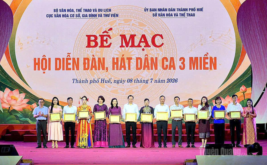 Đại diện đoàn Tuyên Quang (thứ 5 bên phải) nhận huy chương Vàng tại hội diễn.