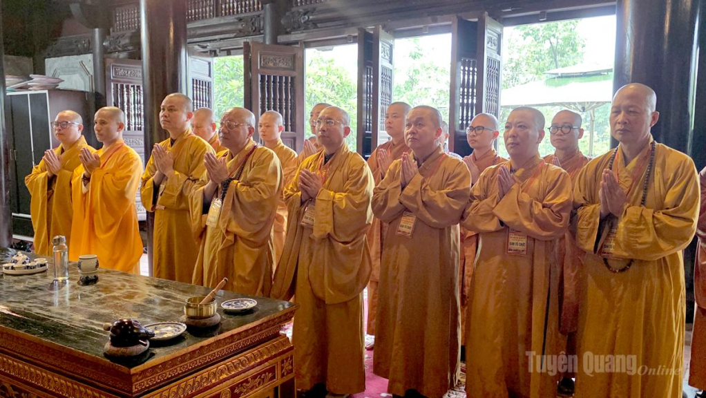 Đoàn Đại biểu dâng hương, dâng hoa tưởng nhớ Chủ tịch Hồ Chí Minh.