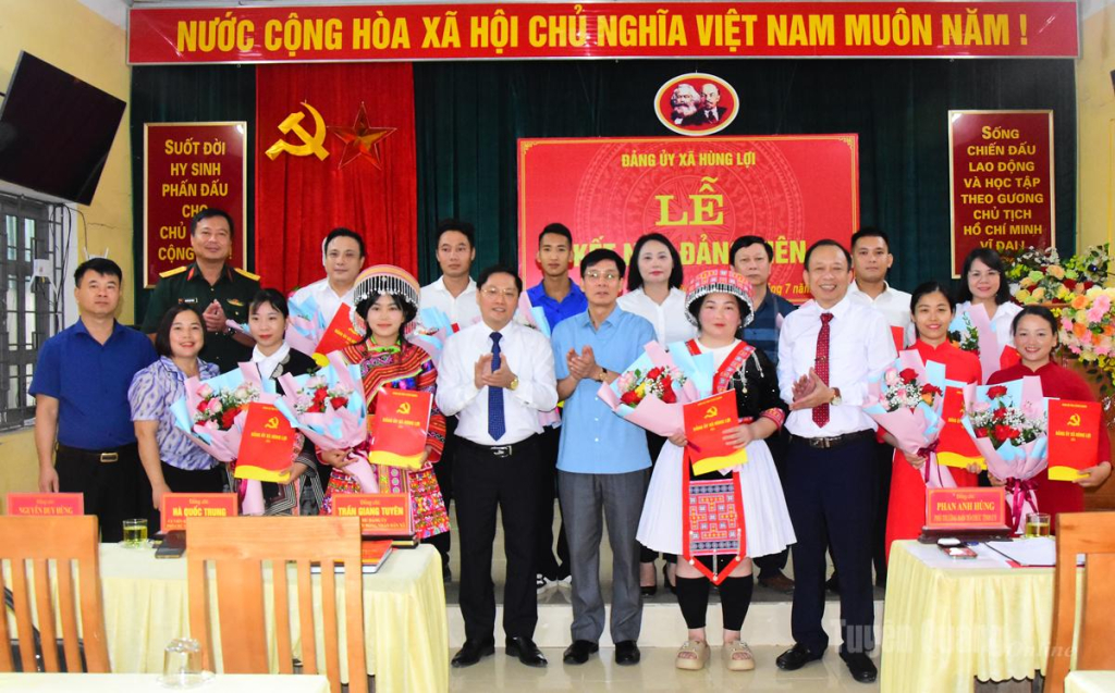 10 quần chúng ưu tú tiêu biểu thuộc 7 chi bộ của Đảng bộ xã Hùng Lợi được kết nạp Đảng.