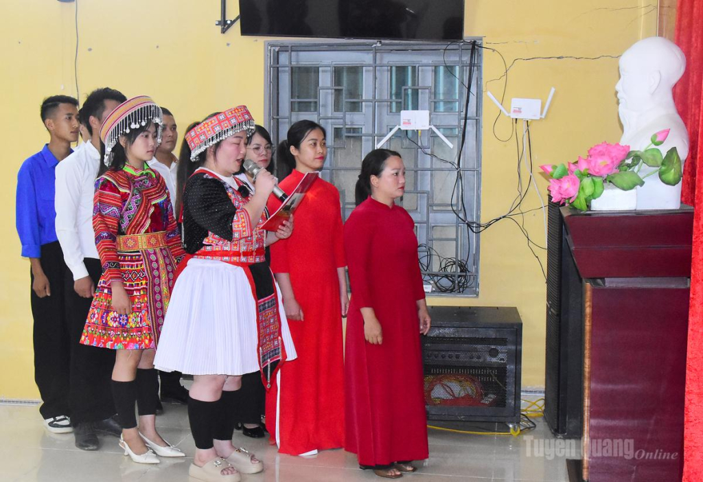Các đảng viên mới tuyên thệ tại lễ kết nạp.