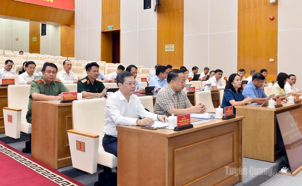 Các đồng chí Thường trực Tỉnh ủy và đại biểu tại hội nghị.