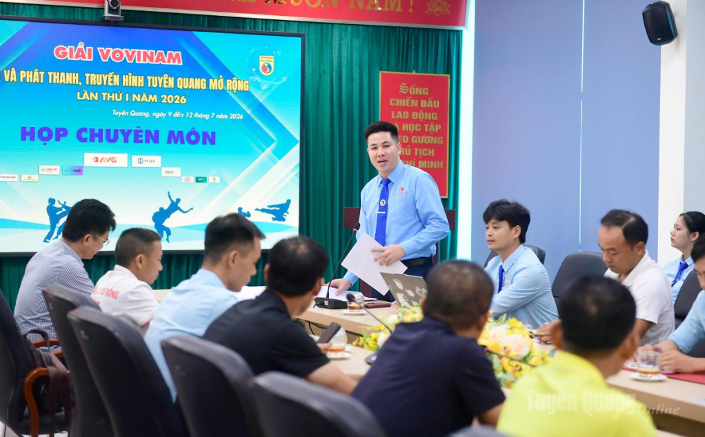 Võ sư Đặng Xuân Duyệt, Ủy viên BCH Liên đoàn Vovinam Việt Nam, Trưởng bộ môn Vovinam tại Tuyên Quang trả lời giải đáp các ý kiến của các đoàn tại cuộc họp.