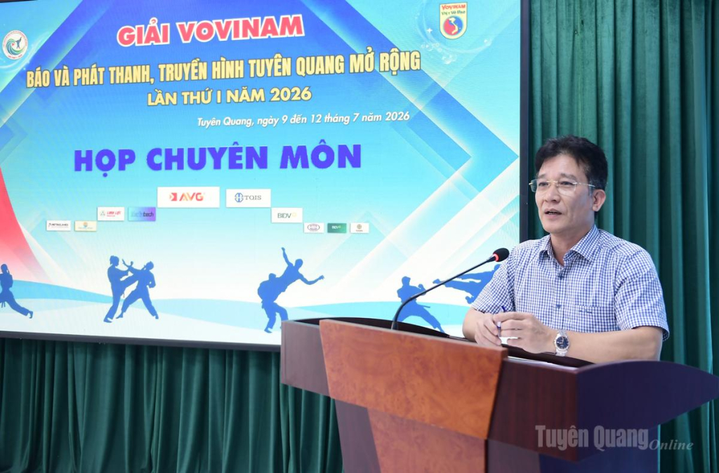 Đồng chí Nguyễn Mạnh Cường, Phó Giám đốc Báo và phát thanh, truyền hình Tuyên Quang phát biểu tại cuộc họp.