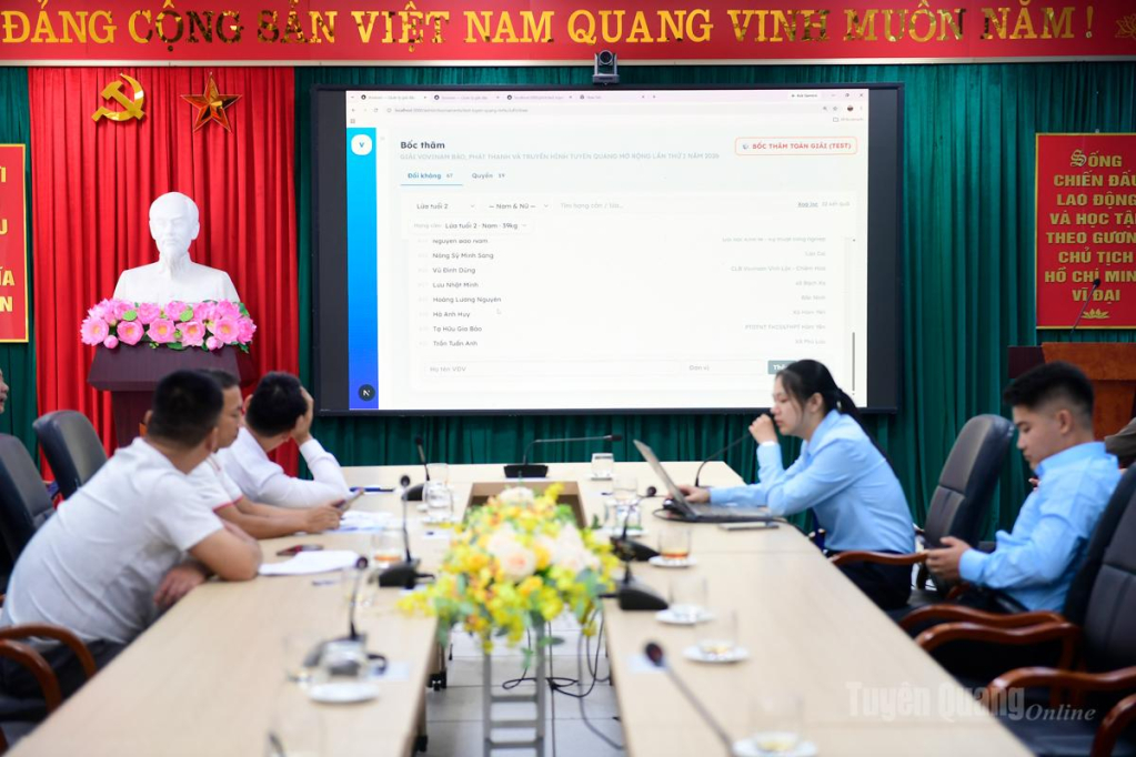 Tiến hành bốc thăm, xếp lịch giải đấu.
