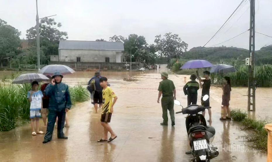 Lực lượng chức năng xã Nhữ Khê kiểm soát các đập tràn không cho phương tiện qua lại khi nước lũ dâng cao.