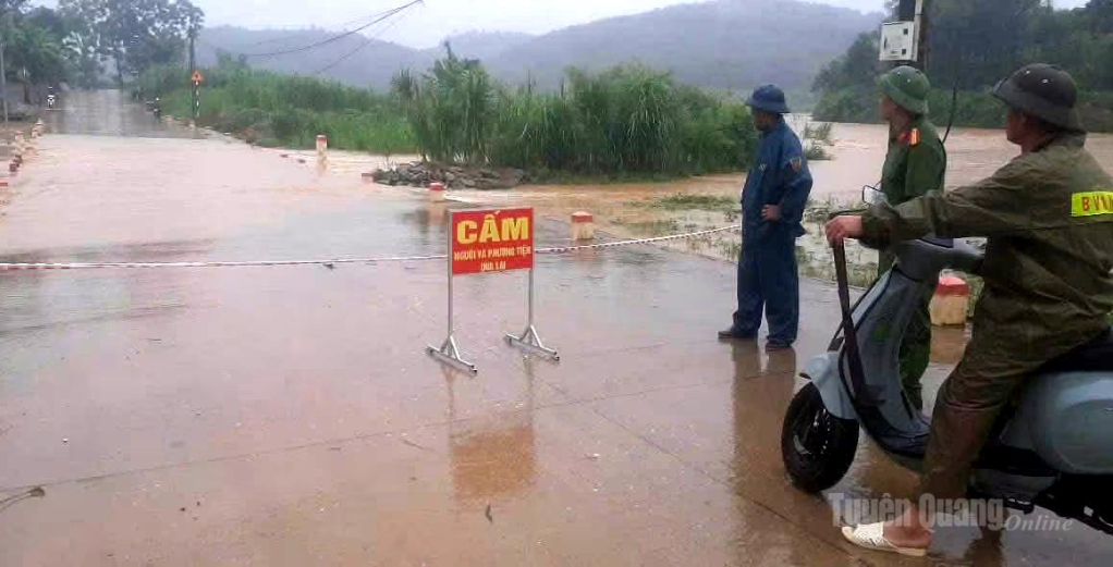 Nhiều điểm ngập đã được cắm biển cảnh báo nguy hiểm .