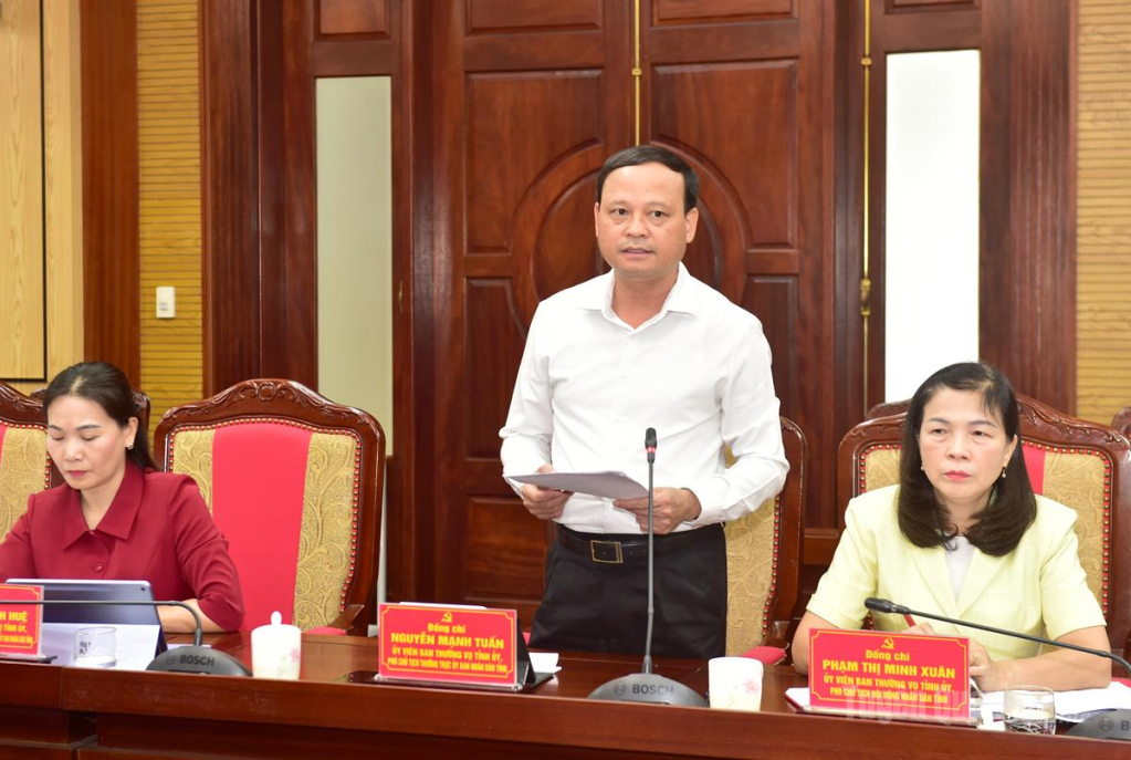 Đồng chí Phó Chủ tịch Thường trực UBND tỉnh Nguyễn Mạnh Tuấn trình bày báo cáo tại hội nghị.