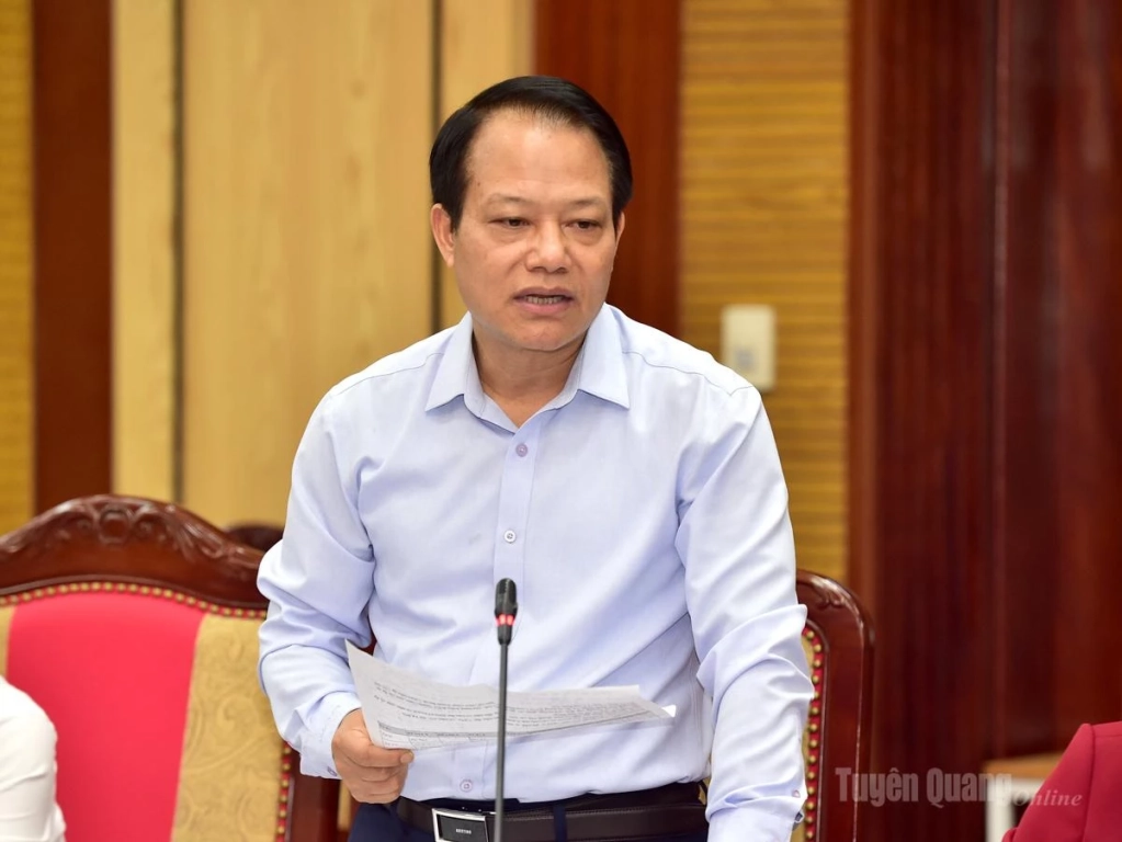 Trưởng Ban quản lý các khu công nghiệp và khu kinh tế tỉnh Vân Đình Thảo thảo luận tại hội nghị.