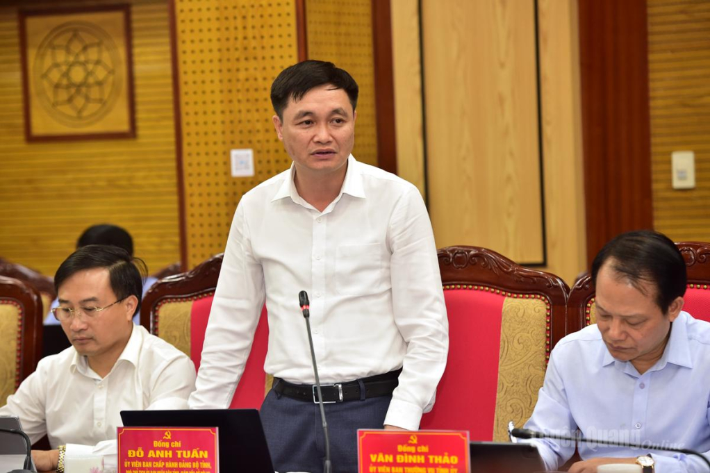 Phó Chủ tịch UBND tỉnh, Giám đốc Sở Nội vụ Đỗ Anh Tuấn phát biểu tại hội nghị.