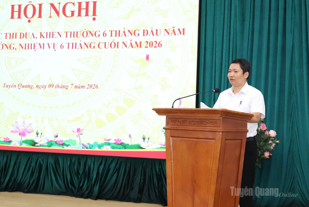 Lãnh đạo Ban Thi đua - Khen thưởng tỉnh phát biểu tại hội nghị.