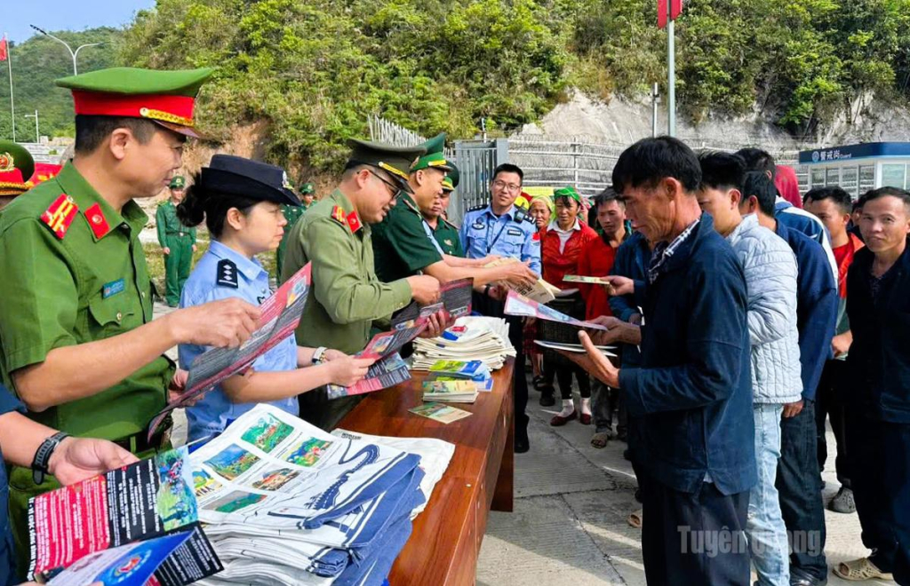 Phòng Quản lý xuất nhập cảnh phối hợp với Công an xã Sơn Vĩ, Đồn Biên phòng cửa khẩu Săm Pun và lực lượng chức năng nước láng giềng tuyên truyền pháp luật cho Nhân dân hai nước Việt Nam - Trung Quốc.