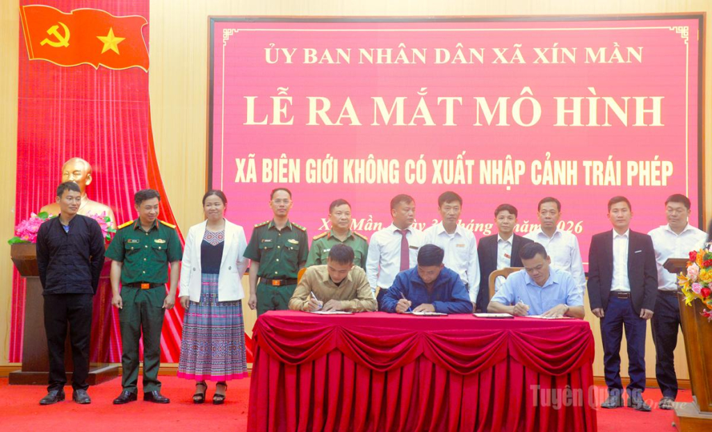 Các thôn ở xã Xín Mần ký cam kết thực hiện mô hình “Xã biên giới không có xuất nhập cảnh trái phép”.