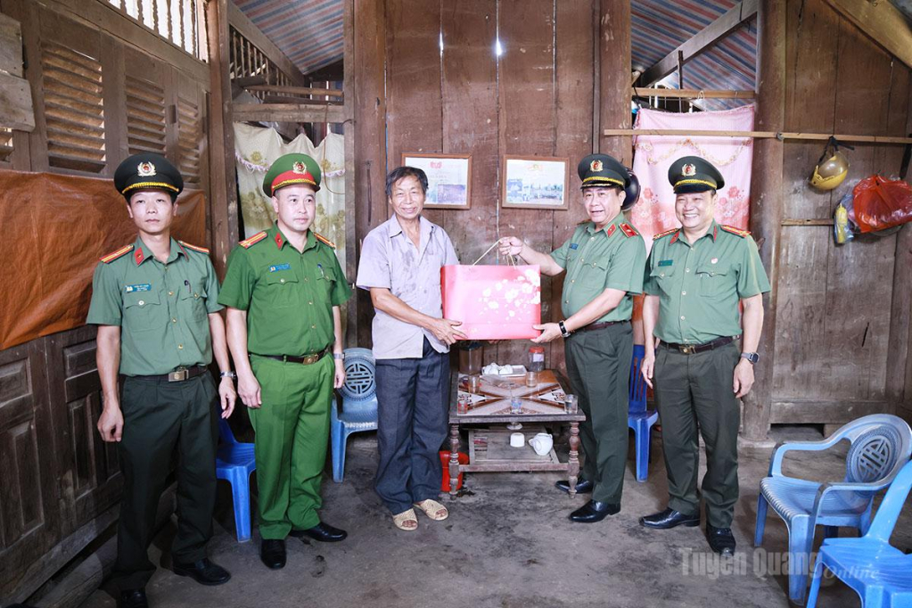 Thiếu tướng Nguyễn Đức Thuận, Ủy viên  Ban Thường vụ  Tỉnh ủy, Giám đốc Công an tỉnh cùng lực lượng an ninh tặng quà người dân có hoàn cảnh  khó khăn trên  địa bàn xã Yên Phú.