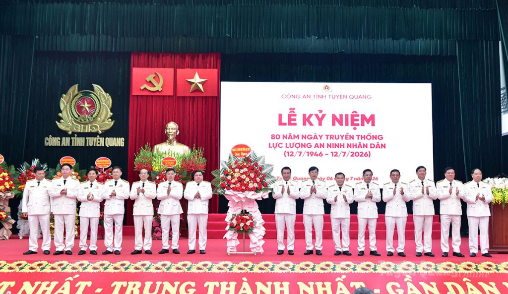 Lãnh đạo Công an tỉnh tặng hoa chúc mừng các đơn vị nghiệp vụ an ninh nhân dịp kỷ niệm 80 năm Ngày truyền thống lực lượng An ninh Nhân dân (12/7/1946 - 12/7/2026).