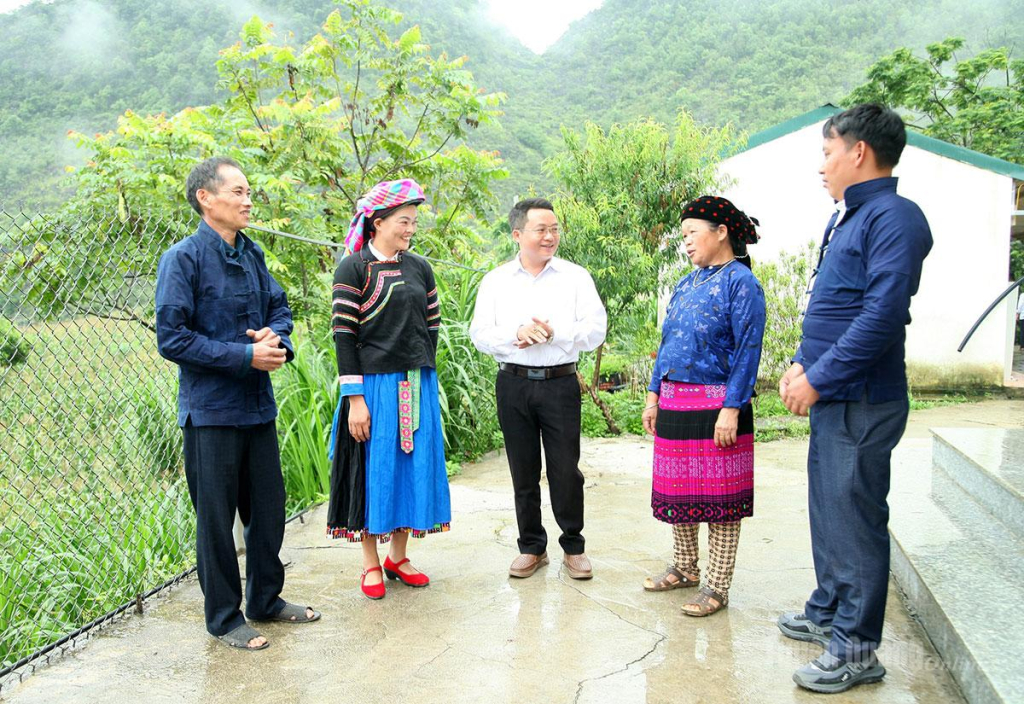 Bí thư Chi bộ thôn Sủng Thài, xã Thắng Mố Cháng Mí Lúa (thứ 3 từ phải qua trái) nói chuyện với các đảng viên về kỹ năng vận động Nhân dân thực hiện Nghị quyết của Đảng.