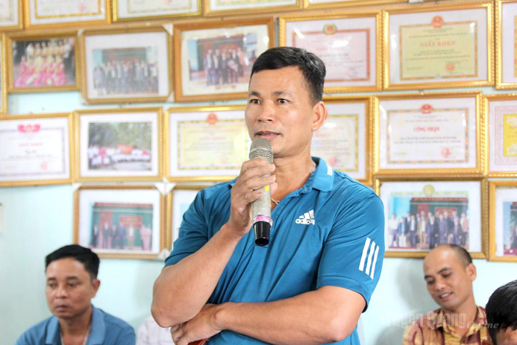 Cử tri xã Lực Hành phát biểu ý kiến tại buổi tiếp xúc cử tri.