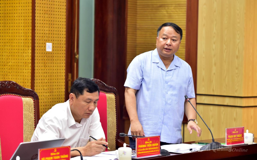 Chủ tịch UBND tỉnh Phan Huy Ngọc phát biểu tại phiên họp.