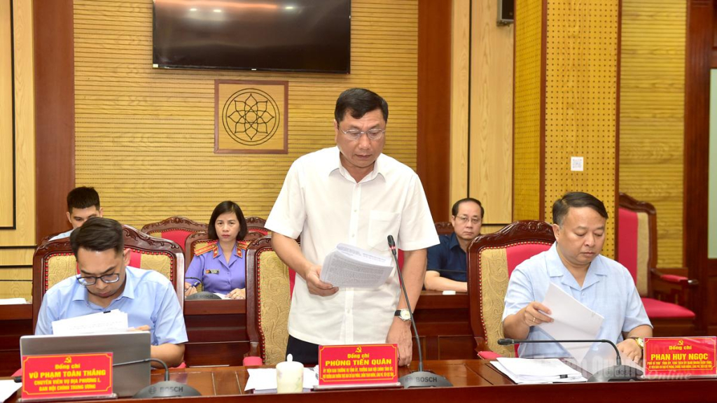 Đồng chí Trưởng Ban Nội chính Tỉnh ủy Phùng Tiến Quân trình bày báo cáo tại phiên họp.