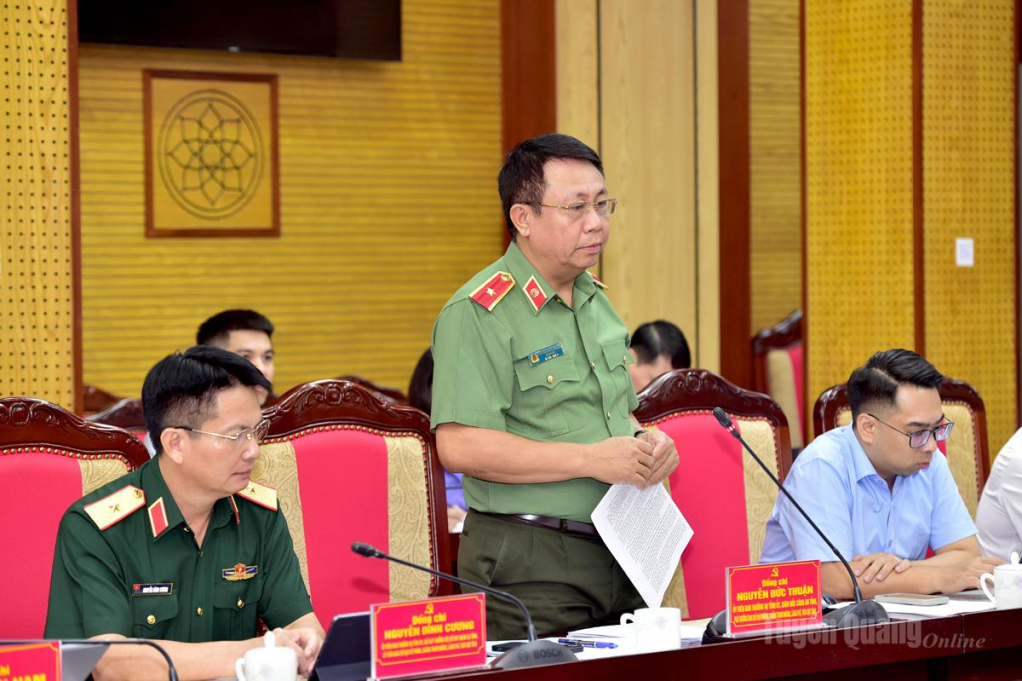 Giám đốc Công an tỉnh Nguyễn Đức Thuận phát biểu tại phiên họp.