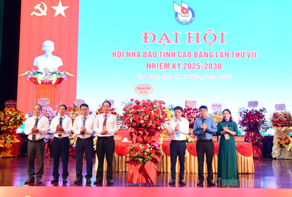Hội Nhà báo Việt Nam tặng hoa chúc mừng Đại hội.