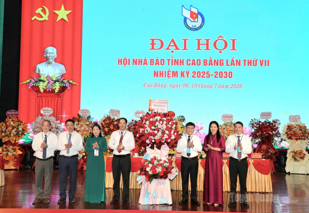Cụm thi đua Hội Nhà báo các tỉnh miền núi biên giới phía bắc tặng hoa chúc mừng Đại hội.