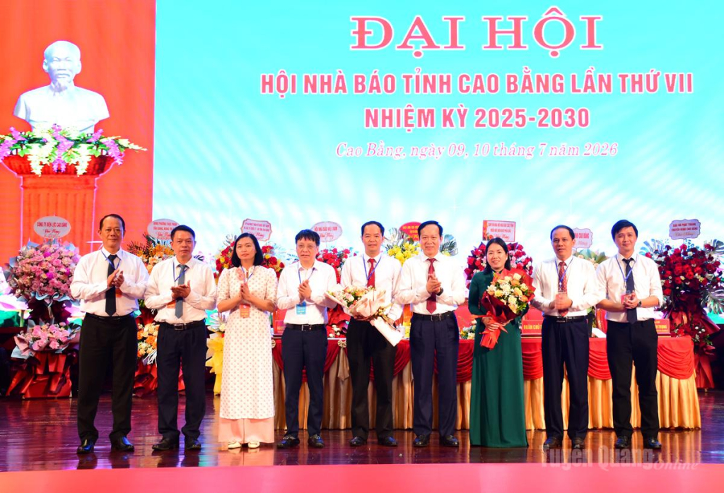 Lãnh đạo Hội Nhà Báo Việt Nam và Lãnh đạo UBND tỉnh tặng hoa Ban Chấp hành Hội Nhà báo tỉnh Cao Bằng khóa VII, nhiệm kỳ 2025-2030.