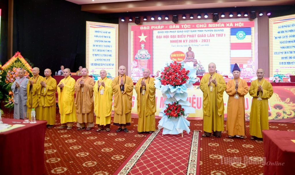 Hội Đồng trị sự Giáo hội Phật giáo Việt Nam tặng hoa chúc mừng Đại hội.