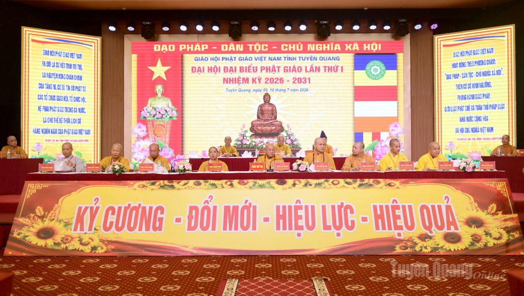 Đoàn chủ tịch chủ trì Đại hội.