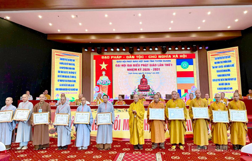 Hòa thượng Thích Bảo Nghiêm, Phó Chủ tịch Thường trực Hội đồng Trị sự Trung ương Giáo hội Phật giáo Việt Nam tặng Bằng khen cho  cá nhân có thành tích xuất sắc trong công tác phật sự,.