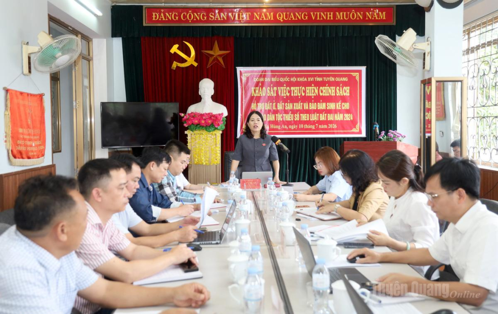 Đồng chí Lý Thị Lan, Ủy viên Ban Thường vụ Tỉnh ủy, Phó Trưởng đoàn chuyên trách Đoàn ĐBQH khóa XVI tỉnh phát biểu kết luận tại buổi khảo sát.