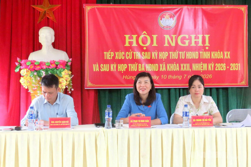 Các đại biểu Tổ đại biểu số 5 HĐND tỉnh và Tổ đại biểu số 2 HĐND xã Hùng An tại buổi tiếp xúc cử tri.