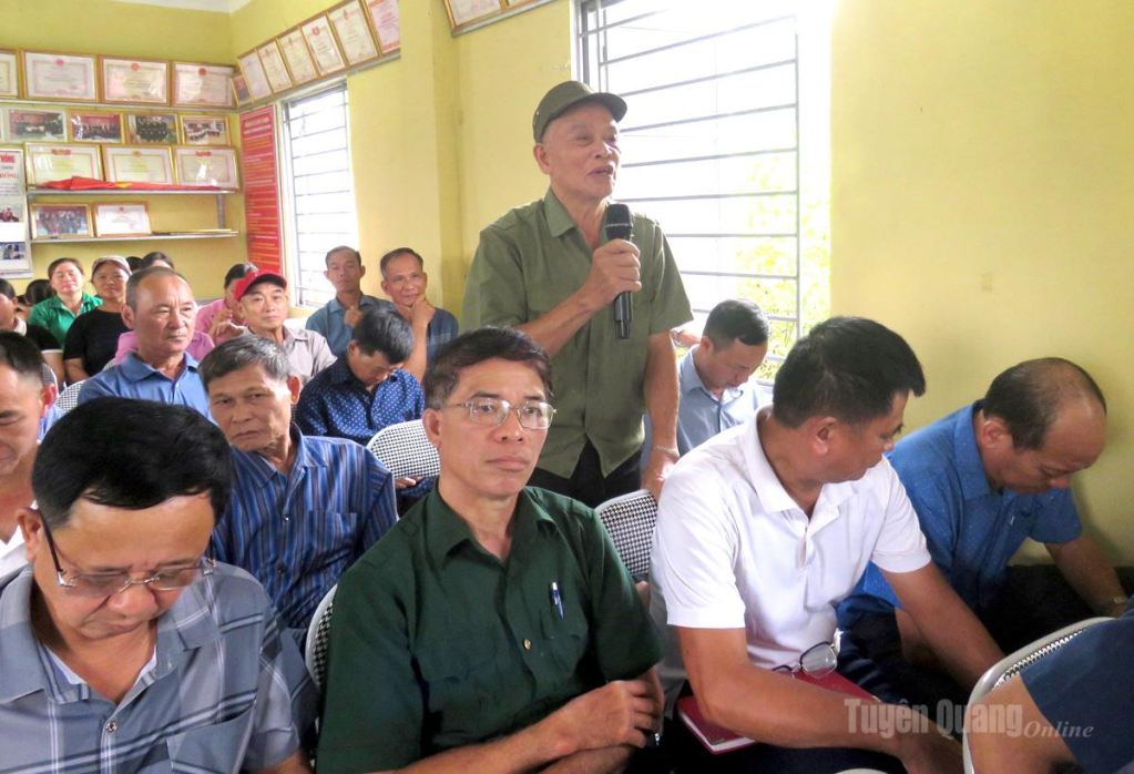 Cử tri thôn Cào nêu kiến nghị tại buổi tiếp xúc cử tri.
