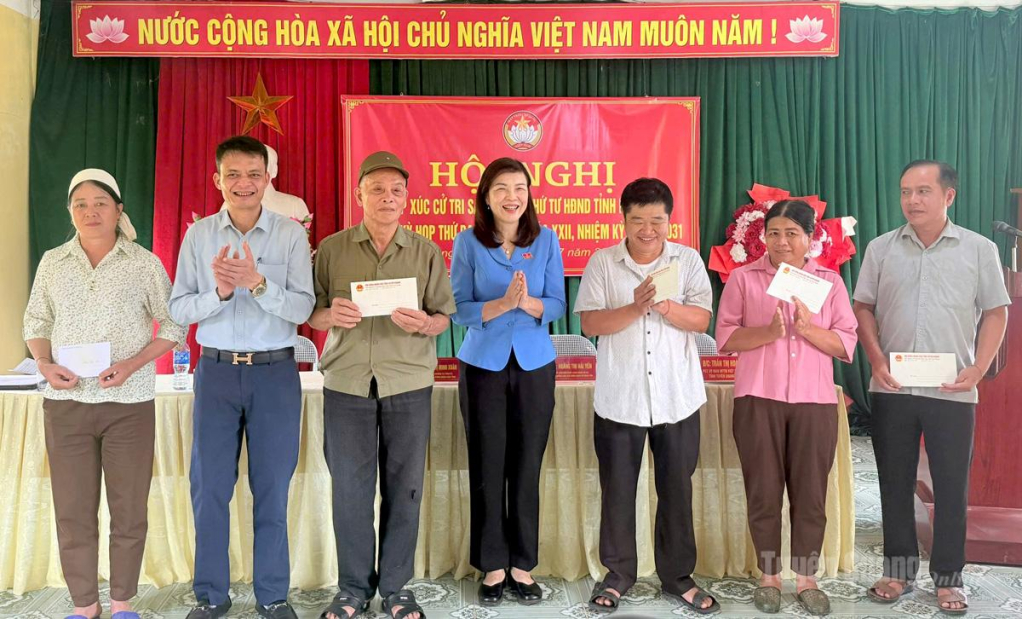 Đại biểu HĐND tỉnh và xã tặng quà cho các hộ có hoàn cảnh khó khăn trên địa bàn thôn Cào, xã Hùng An.