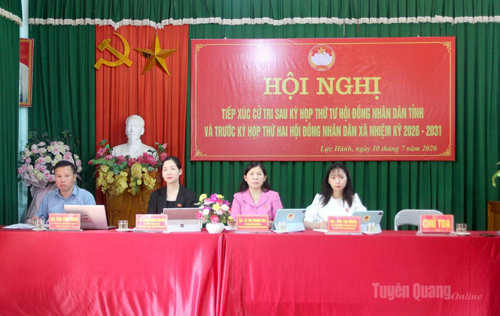 Các đại biểu Tổ đại biểu số 6, HĐND tỉnh khóa XX tiếp xúc cử tri xã Lực Hành.