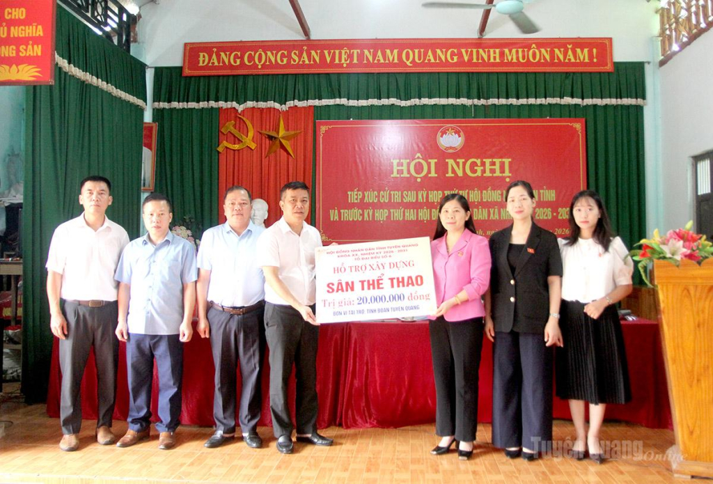 Tổ đại biểu số 6, HĐND tỉnh khóa XX, nhiệm kỳ 2026-2031 đã trao kinh phí hỗ trợ xây dựng sân thể thao cho thôn Tân Tiến.