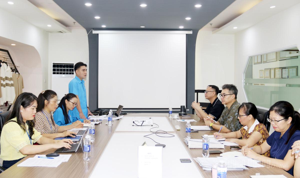 Đồng chí Nguyễn Hùng Mạnh, Phó Chủ tịch Liên đoàn Lao động tỉnh, Trưởng Đoàn giám sát phát biểu tại buổi làm việc.