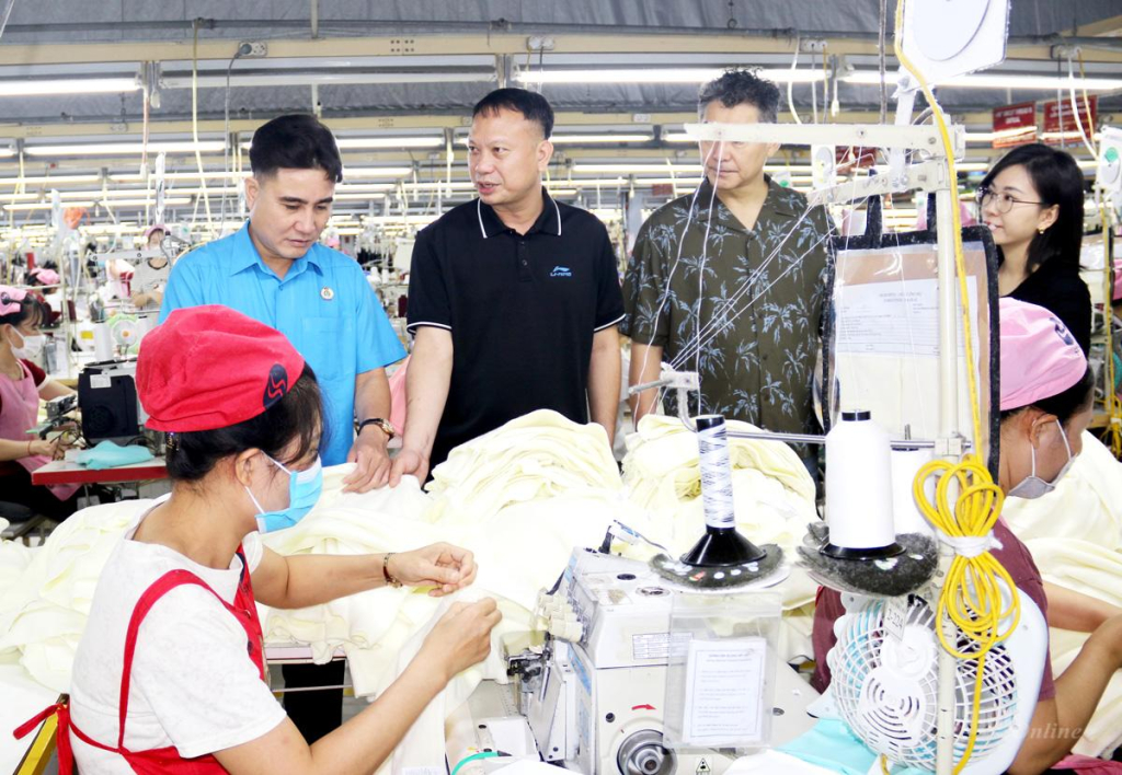 Đoàn giám sát tham quan thực tế khu vực làm việc của công nhân.