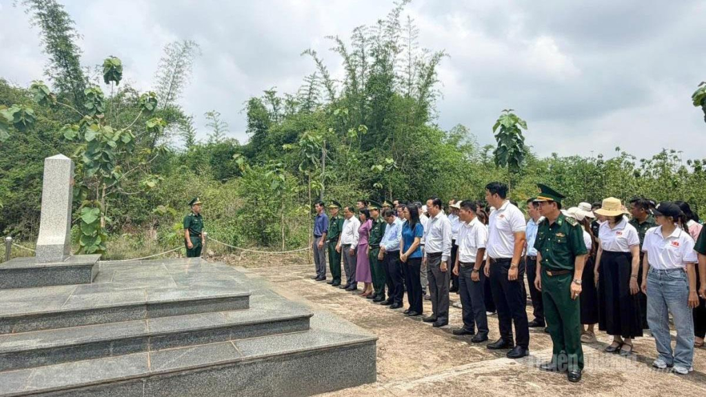  Cán bộ Đồn Biên phòng cửa khẩu Lộc Thịnh giới thiệu ý nghĩa mốc quốc giới cho cán bộ, công chức đoàn công tác Ủy ban Mặt trận Tổ quốc Việt Nam các xã, phường.