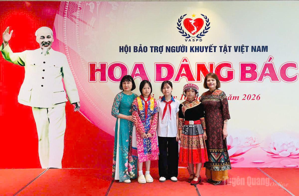 Hội Bảo trợ Người khuyết tật và Trẻ mồ côi tỉnh Tuyên Quang chụp ảnh chung cùng 3 em học sinh mồ côi được biểu dương tại chương trình “Hoa dâng Bác” năm 2026.
