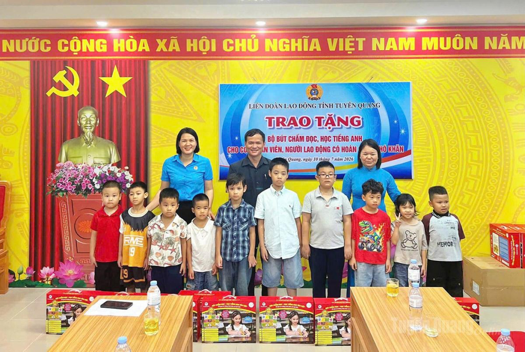 Đồng chí Triệu Tài Phong, Chủ tịch Liên đoàn Lao động tỉnh trao tặng bút chấm đọc học tiếng Anh cho con đoàn viên, người lao động có hoàn cảnh khó khăn.