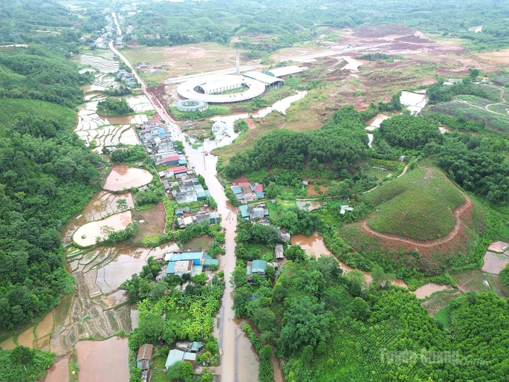 Toàn cảnh Quốc lộ 279, đoạn qua xã Tân Trịnh bị ngập úng kéo dài đã 11 ngày.