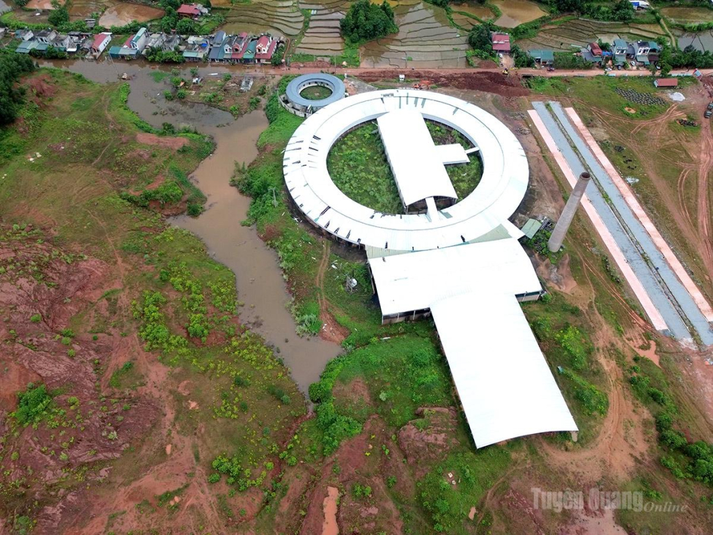 Theo bà con địa phương, việc tuyến cống thoát nước chạy xuyên qua nhà máy gạch tuynel Tân Bắc bị tắc khiến nước không tiêu thoát được.