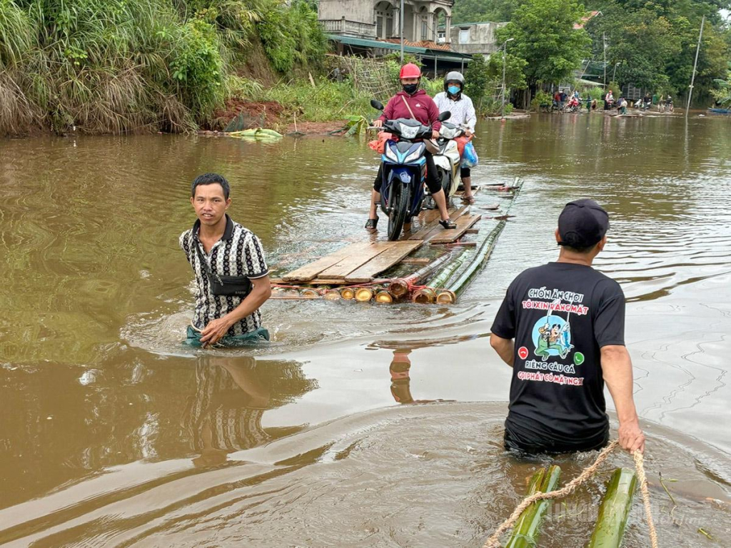 Người dân nhọc nhằn… đi bè trên Quốc lộ 279.