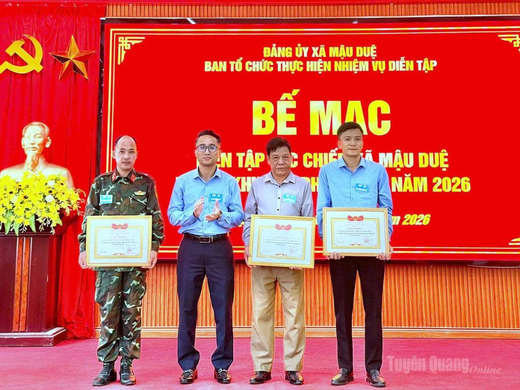 Ban Tổ chức diễn tập tặng Giấy khen cho các cá nhân có thành tích tham gia diễn tập.