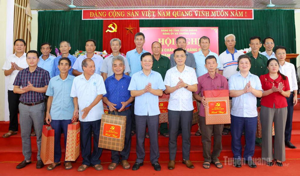 Đồng chí Trần Quang Minh và lãnh đạo xã Trường Sinhtặng quà các đồng chí Bí thư chi bộ thôi nghỉ công tác do sắp xếp, tổ chức lại chi bộ.