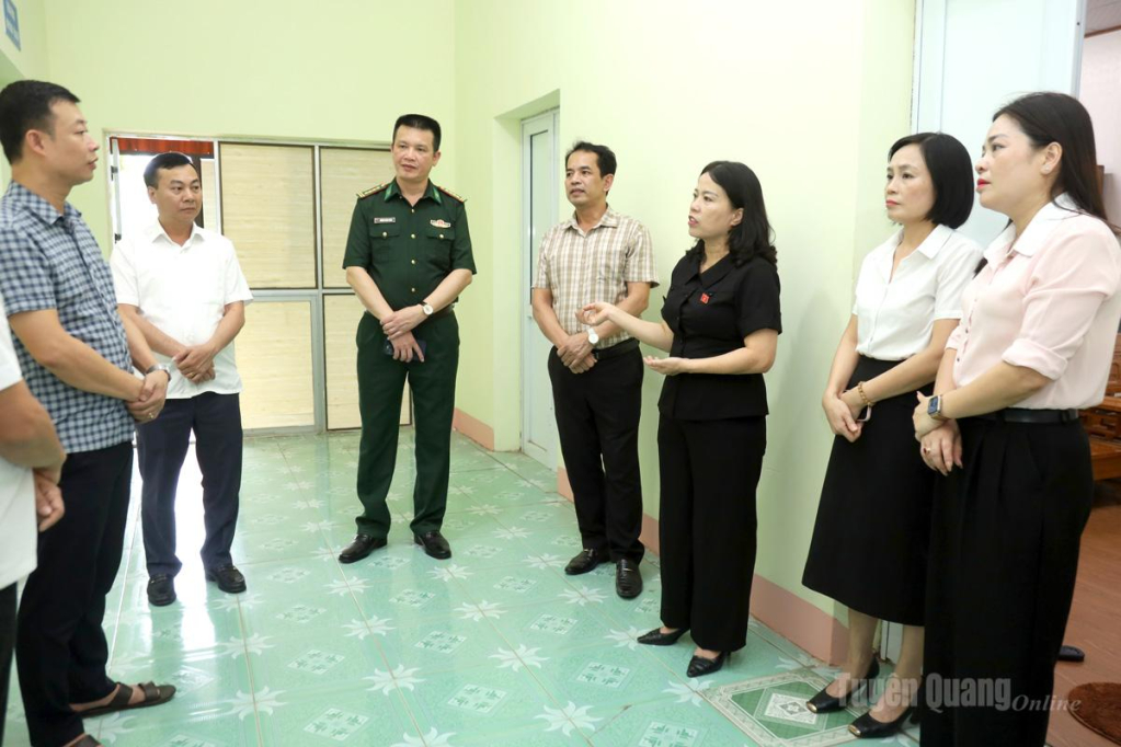 Đoàn ĐBQH khóa XVI tỉnh khảo sát thực tế việc tổ chức, vận hành theo mô hình mới ở Ban Quản lý dự án và Dịch vụ xã Bắc Quang.