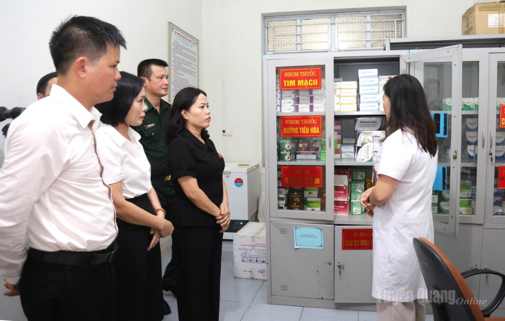 Đoàn ĐBQH khóa XVI tỉnh khảo sát việc tổ chức, vận hành theo mô hình mới ở Trạm Y tế xã Bắc Quang.